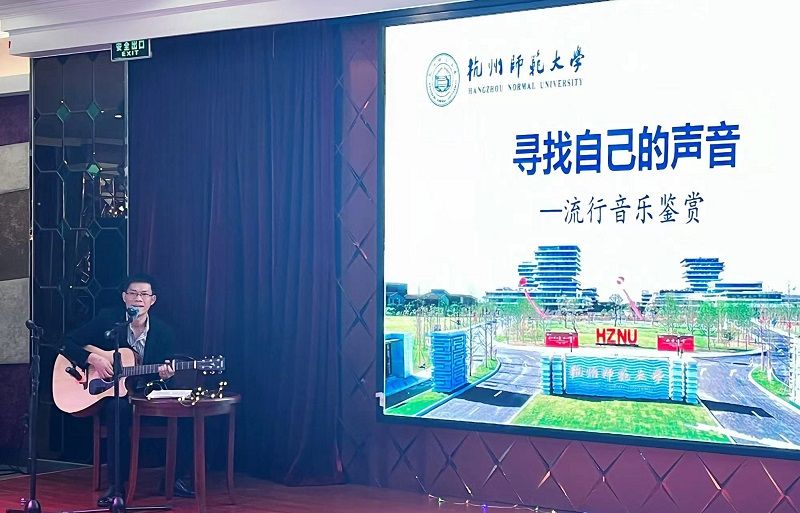 在第三个版块“寻找自己的声音”中,岑建旭从美声和流行唱法的区别、常用流行歌曲唱法与技巧、如何唱好流行歌曲、流行音乐的配器四个方面,讲述了流行音乐的特征。 在第三个版块“寻找自己的声音”中,岑建旭从美声和流行唱法的区别、常用流行歌曲唱法与技巧、如何唱好流行歌曲、流行音乐的配器四个方面,讲述了流行音乐的特征。