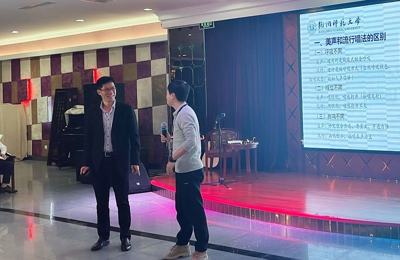 岑建旭现场演唱了流行音乐,并模仿不同流行音乐人唱法和声腔,维妙维肖的模仿秀,引来学员们不断的欢呼和掌声。 岑建旭现场演唱了流行音乐,并模仿不同流行音乐人唱法和声腔,维妙维肖的模仿秀,引来学员们不断的欢呼和掌声。