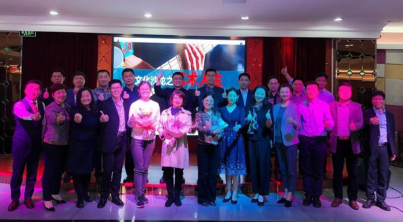 在二班全体学员的《童年》合唱中,第三期文化沙龙圆满结束。 在二班全体学员的《童年》合唱中,第三期文化沙龙圆满结束。