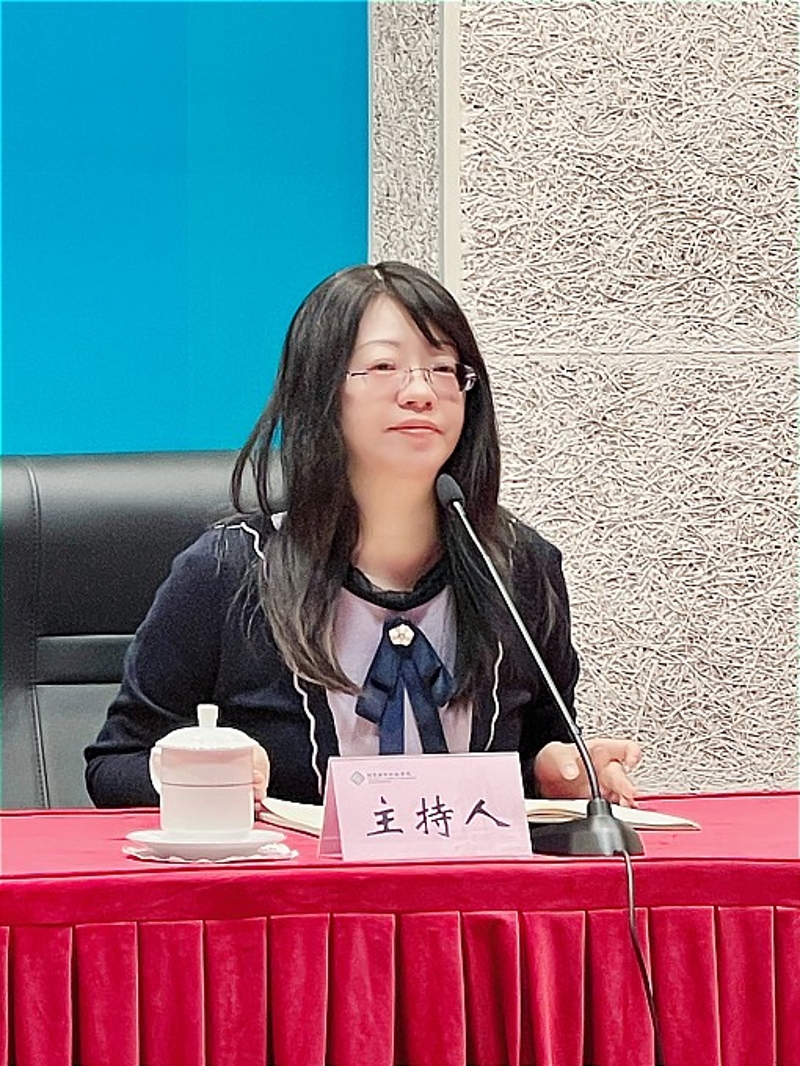 4月19日上午，第65期高校中青班第七期微讲坛在专家公寓永珊厅举行。本期微讲坛由四班承办，由四班学员、天津财经大学财税与公共管理学院党委书记、院长陈旭东主讲。微讲坛由四班学员、兰州理工大学电气工程与信息工程学院党委书记王玲主持。