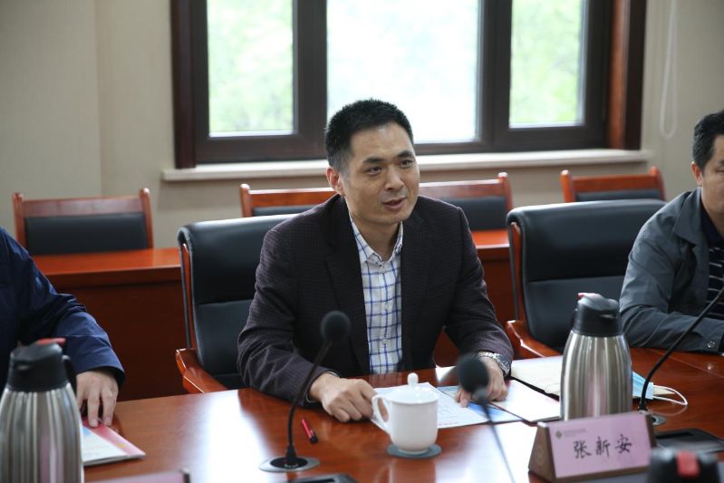 张新安介绍了国防科工局合作交流中心的主要业务职责和此次调研目的,希望双方在提升国防科工局省共建高校国际合作及外事能力水平方面展开合作。 张新安介绍了国防科工局合作交流中心的主要业务职责和此次调研目的,希望双方在提升国防科工局省共建高校国际合作及外事能力水平方面展开合作。