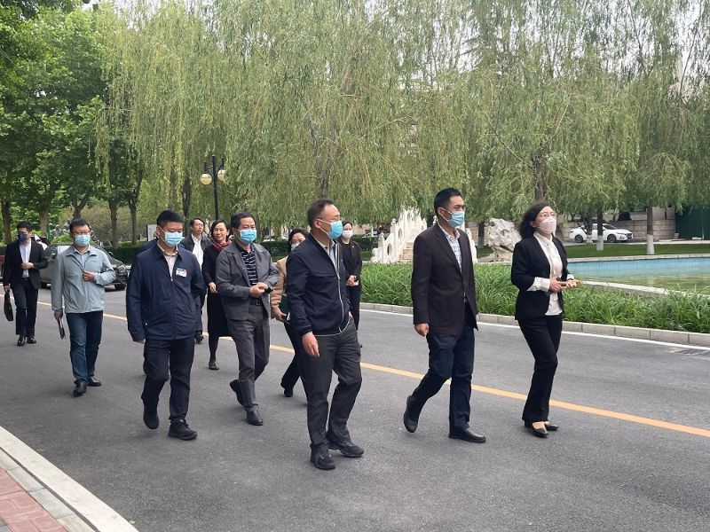 随后,慧君书记陪同张新安一行,对学院的校园环境和培训设施进行了参观和考察。国防科工局合作交流中心综合部负责人和有关工作人员陪同调研。 随后,慧君书记陪同张新安一行,对学院的校园环境和培训设施进行了参观和考察。国防科工局合作交流中心综合部负责人和有关工作人员陪同调研。