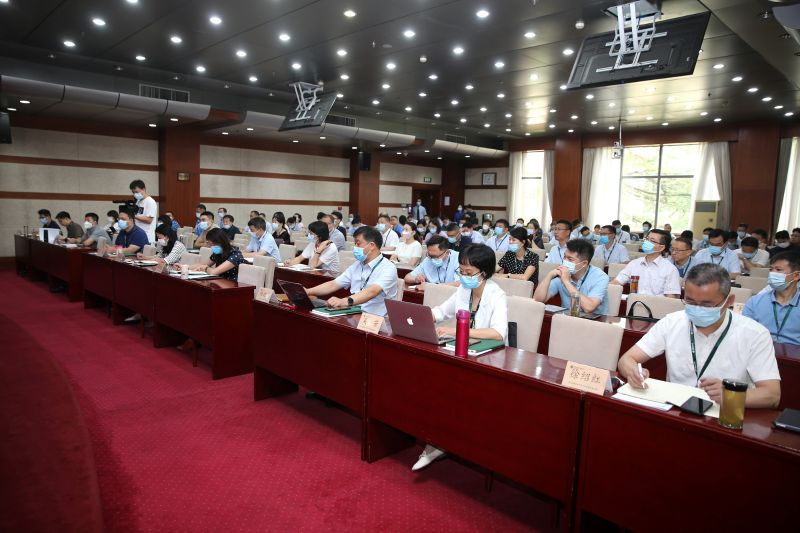 本期研修班总班主任、高校管理教研部副主任李永贤强调了疫情防控相关要求，并介绍了班主任团队、班级党总支和班委组成人员名单。来自全国25所高校的105名学员将参加为期一个月的集中学习活动。研修班将通过专题报告、实践案例、结构化研讨、学员论坛、文化沙龙等多元化的培训模式和环节，为学员提供一个启迪智慧、涵养情怀、锤炼党性，进一步提升素质和能力的良好平台。（撰稿：学员、宁波大学宣传部副部长 孙欢欢；审稿：班主任、高校管理教研部 刘益东；摄影：信息技术部 于荣壮；编发：宣传中心 徐宏伟）
