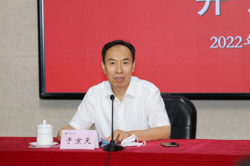 于京天在致辞时首先代表学院对来自全国的高职院校中青年干部表示热烈欢迎。他指出，职业教育关系国计民生，责任重大，希望大家在培训期间尽快转变角色，进入学习状态；利用好国家教育行政学院的学习资源和学习环境，明确目标，以问题为导向，在培训中获得实实在在的收获；在学习上要群策群力，建立理论联系实际、实事求是和平和自信的学风、班风。最后他提出，大家要严守纪律，尤其是防疫纪律，健康快乐度过两个月的学习研修时光。