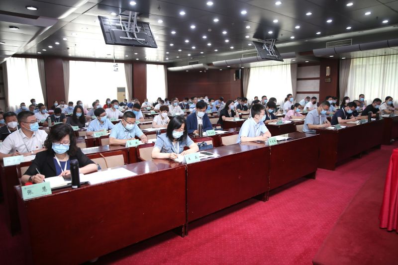 本期班学员共计82人，分别来自28个省（自治区、直辖市）以及新疆生产建设兵团的82所职业院校，平均年龄43岁，其中女性22人，占27%。按照教学计划安排，本期培训班共设置四个课程模块，分别是学习贯彻习近平新时代中国特色社会主义思想，开启全面建设社会主义现代化国家新征程；学习贯彻职业教育大会精神，促进高等职业教育高质量发展；高水平高等职业院校与专业群建设的创新实践；全面从严治党，建设高素质干部队伍。学员们将通过专题报告、学员论坛、工作坊、案例教学、分班研讨、临时党支部活动、微讲坛、成果导向的团队学习等多种形式进行为期两个月的研修学习。（供稿：分班主任、教育行政教研部 佛朝晖；摄影：信息技术部 于荣壮；编发：宣传中心 徐宏伟）