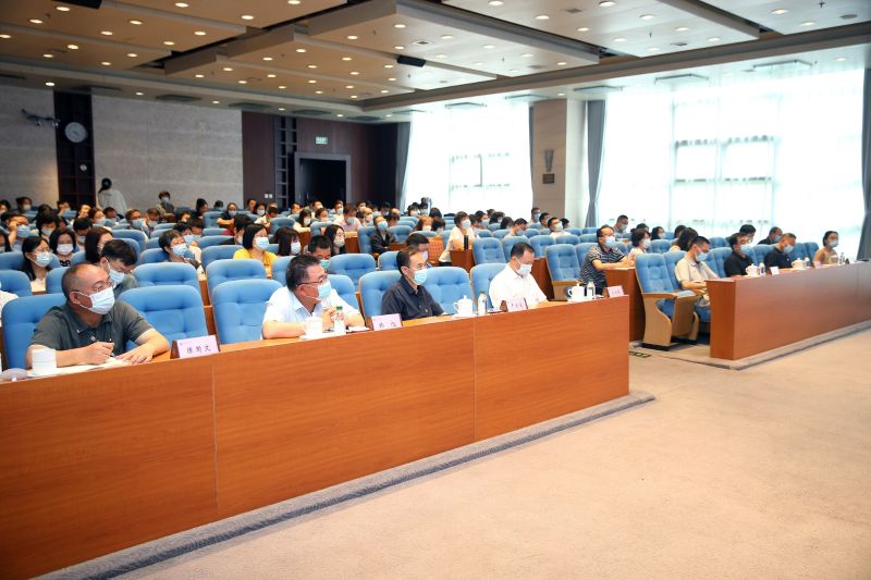 侯慧君指出，要“攀险峰”，学院全体党员要从六个方面积极探索，主动作为。一是高质量发展为先，通过强化理论武装和培训全流程监管，确保培训事业高质量发展。二是品牌为要，通过凝练品牌项目和课程，打造鲜明教育培训特色。三是需求为根，通过精准化项目和课程设计，满足学员个性化学习需求。四是队伍为基，通过教职工队伍内训赋能计划，提升专业素养水平，培养政治强、善学习、业务精、视野宽、功底厚、作风好、有情怀的“大先生”。五是数字为路，通过信息化升级改造，推进学院培训数字化转型。六是文化为魂，通过系统构建有温度有品位的文化体系，建设学员和教职工共同的精神家园。　侯慧君强调，中国共产党的力量来自党员对党的事业的忠诚，来自党员对国家、民族、人民事业舍我其谁的“精气神”。学院党员干部要弘扬伟大建党精神，不断凝聚发扬学院精神，做到绝对忠诚、笃信好学、团结奋进、守正创新、求精务实、自信自强、立己达人。要立足当下，做好本职工作，献礼二十大。（供稿：宣传中心 郭奕；摄影：信息技术部于荣壮；编发：宣传中心 徐宏伟）