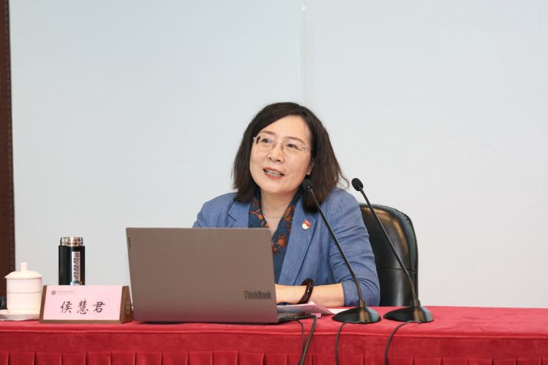 侯慧君以“雄关漫道真如铁”“而今迈步从头越”“无限风光在险峰”“一万年太久，只争朝夕”等四句诗词引入，指出中国共产党是一个能够战胜任何艰难险阻的党，是一个能够创造任何人间奇迹的党，是一个在无人区里开拓前进的党，是靠每一个党员的精气神支撑的党。回顾百年党史，干部教育培训因党而生，随党而兴，为党而强，在国际上被称为“中国共产党成功的‘秘密武器’”，在党的第一个百年作出了重要历史贡献，更是学院奋进新征程、建功新时代需牢牢抓住的有力武器。侯慧君强调，步入新时代，实现中华民族伟大复兴中国梦是“而今迈步从头越”的核心“山头”。强国必先强教，建成教育强国是我们要越过的第二个“山头”。高质量培养干部教师，高水平服务党和国家事业发展是我们要越过的第三个“山头”。