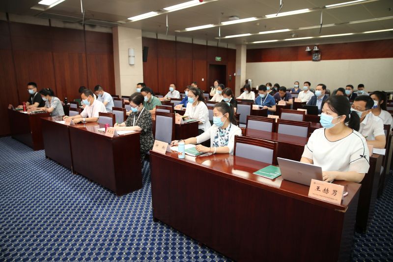 开班式上，班主任屈潇潇介绍了班主任团队及班委团队，强调了疫情防控相关要求以及班级管理相关事项。来自全国干训基地、省教育管理部门、培训中心、高校培训机构等的干部教师共30余人参加本次研讨班。学员将通过专题报告、大班拓展、结构化研讨、工作坊、案例分析、干部教育培训高质量发展论坛等多种形式，深入参与学习讨论，完成为期一周的研修任务。（撰稿：班主任、高校管理教研部 田岚洁；审稿：班主任：高校管理教研部 屈潇潇）