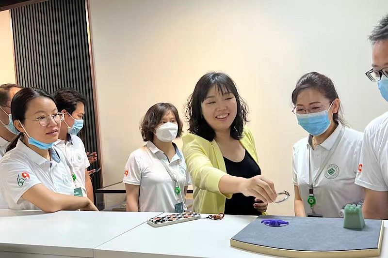 商学院电子商务系主任蔡蕊老师介绍了线上运营实训室、数字营销实训室、HER实训室、视觉营销实训室，展示了数字运营、数字营销、数字管理、新媒体技术营销等新场景。介绍了珠宝鉴定实训室、珠宝商贸实训室，这是北京市首批“工程师学院”建设项目。