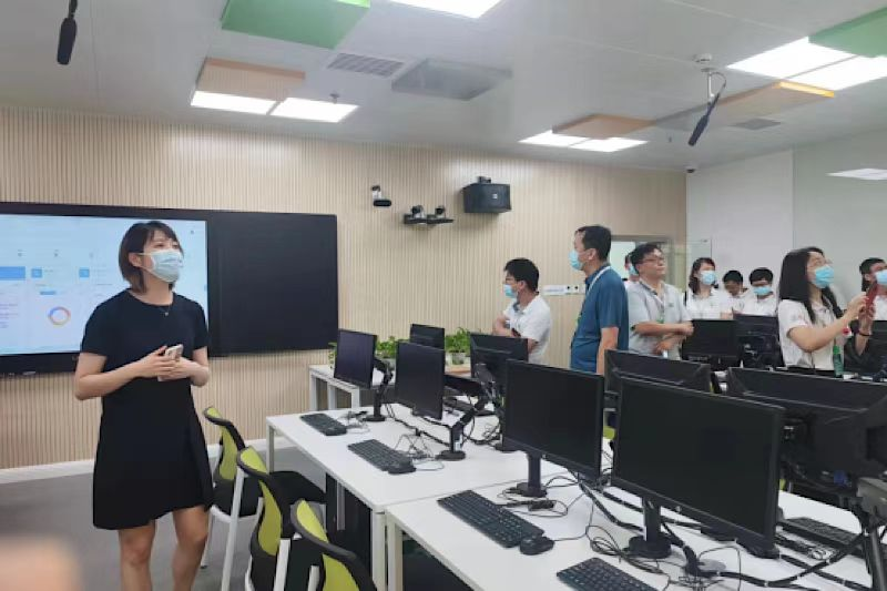 在智能财税产业学院，立信会计学院任千卉老师介绍了校企之间联合培养学生的模式，体现了职业教育产教融合、校企合作的特色。