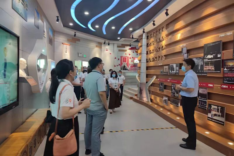 在会计文化体验中心，立信会计学院党总支书记孙刚凝老师介绍了立信近百年的会计历史文化，展现了会计专业文化自信的内涵，学员们在展厅里积极主动体验。