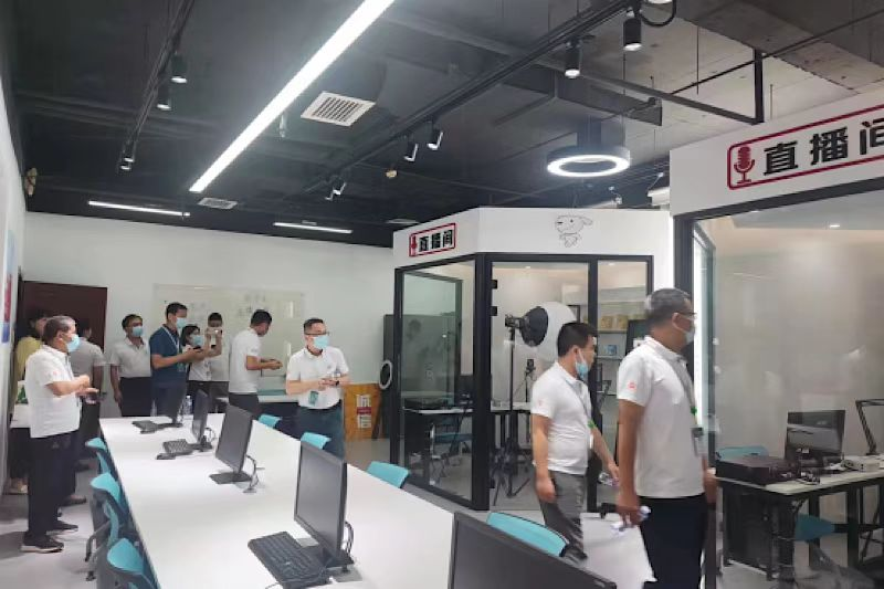旅游与艺术学院副院长侯雪艳老师介绍了虚拟现实实训室开展的课程、搭载的高性能实训设施，影视多媒体技术专业依托真实项目开展教学,并介绍了学生大赛获奖作品、第二社团手工作品以及与故宫等企业的联名文创产品情况，学员们很感兴趣，并关注了“艺树工作室”微信公众号，了解专业动态。