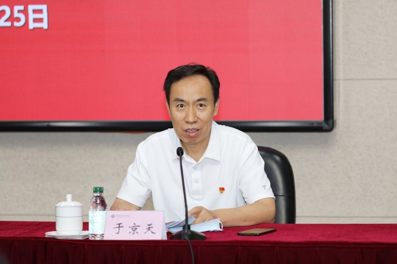 于京天在致辞时首先代表学院欢迎全体学员来院参加培训学习。他介绍，国家教育行政学院是学习教育政策、交流教育实践的校园，也是教育政策转化落地的重要平台，此次举办“中小学校党组织书记培训班”既是落实中央文件精神和教育部的要求，也是回应教育基层党组织干部的实际需求。他强调，中小学校党组织书记在教育改革中发挥着重要作用，责任重大，使命光荣，希望全体学员通过培训学习，真正将党建思想入脑入心，认真领会贯彻中央的重要部署和教育部党组要求，切实履行好“为党育人、为国育才”的重要职责，努力办好人民满意的教育。