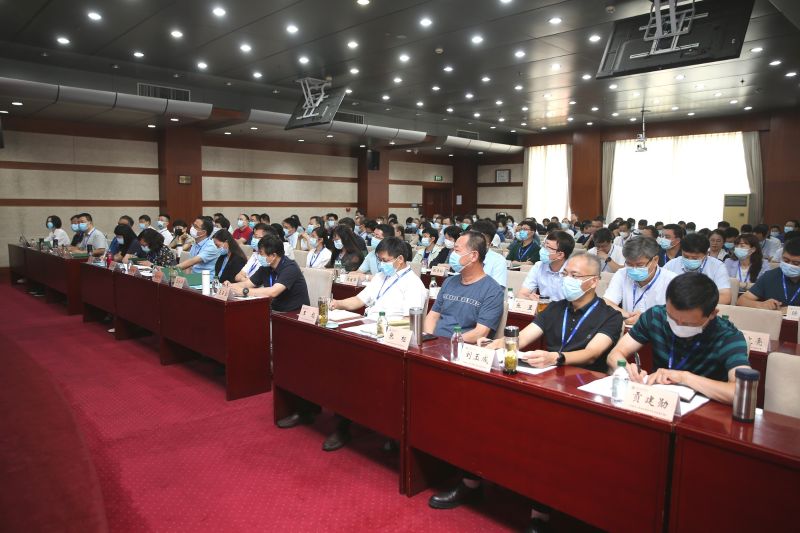 来自全国的140位中小学校党组织书记将参加为期5天培训学习。培训形式包括专题报告、书记论坛、分组研讨、案例教学、考核评价等环节。（撰稿：分班主任、教育行政教研部 杨芳菲；审稿：总班主任 蒋圆圆；摄影：信息技术部 于荣壮；编发：宣传中心 陈中婷）

