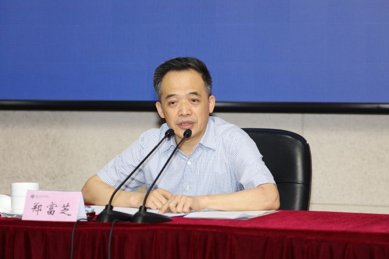 郑富芝在讲话中，回顾了党的十八大以来我国基础教育取得的成就，并就下一步工作提出了要求。郑富芝指出，从教育自身的角度看，基础教育发生了格局性变化；从国家经济社会发展的角度看，基础教育做出了巨大贡献。当前，中国的基础教育进入到一个新的发展阶段，更好满足老百姓的期盼是我们的使命责任和奋斗目标。郑富芝强调，下一步工作要突出重点，抓住关键，寻求新的突破。一是关于“双减”治理工作，要巩固、深化、防风险；二是关于义务教育工作，最重要的是解决“优质”和“均衡”的问题，要托起底部，实施“五化”建设；三是学前教育发展的思路重在“普惠”和“规范”，要在标准化建设、制度化普惠、规范化管理上下功夫；四是普通高中的发展重点是“协调”和“提升”，通过系列帮扶助力新高考；五是关于学生安全防护工作，要分类施策、压实责任。