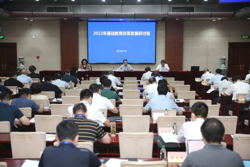 侯慧君在致辞中，首先代表学院向辛勤工作在基础教育第一线的各位同仁表示热烈欢迎，并感谢同志们长期以来对学院工作的支持。学院的基础教育干部教育培训工作在富芝部长的领导下及基础司的精心指导下取得了十分显著的成绩，在此表示由衷感谢和崇高敬意。侯慧君介绍，自2017年以来，基础教育司委托学院连续举办“全国基础教育改革发展研讨班”，学院党委始终高度重视，每年集中研讨一次，认真落实部党组及基础司的要求，精心设计教学计划，着力办好每一个班次，取得了实实在在的成效。侯慧君表示，学院一定切实完成好本次培训任务，以高质量的干部教育培训助推基础教育的高质量发展，以实际行动迎接党的二十大的胜利召开。