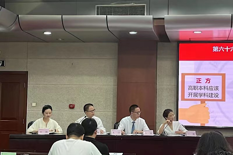 辩论会一开始，辩手们就双方各自的辩题展开了激烈的角逐。陈述有理有据有度，提问刁钻善挖陷阱，抓住漏洞穷追不舍，各队都极尽辩论之技能，既充分表现了各队赛前所做的充分准备，也充分展示了辩手们的反应能力和语言组织表达水平，更体现了队员之间的配合默契。