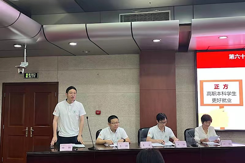 总班主任邢晖教授的著作和论文内容被多位辩手多次引用，引起阵阵掌声、欢呼声和笑声。两个主题的辩论现场，场上辩手激烈对峙，场下观众热情呼应，气氛始终紧张而又热烈，精彩瞬间不断呈现，学员们大呼过瘾。