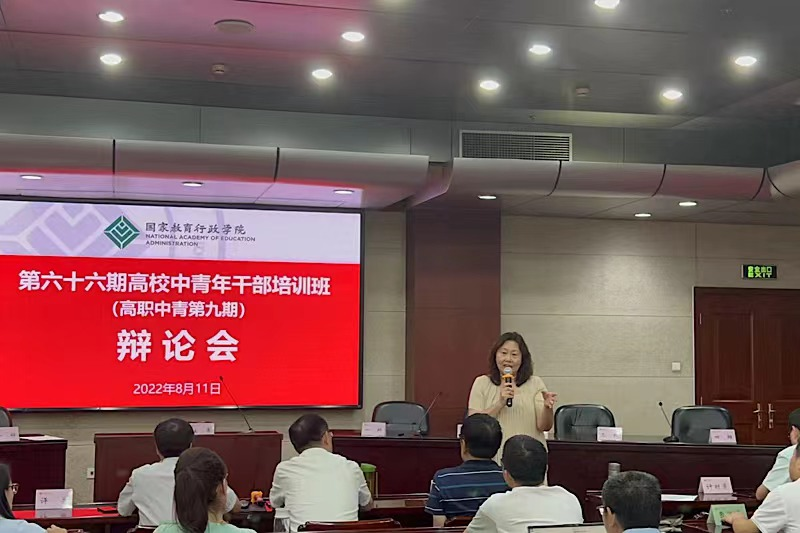 最后，总班主任邢晖老师对辩论会做了深度的总结。她认为活动体现了组织有创意、准备很认真、辩论高质量、听众有收获等特点，活动的含金量比一周课程收获还高，是一场最精彩、最难忘、最值得回味的辩论会.（供稿：三班宣传委员 福建幼儿师范高等专科学校宣传部部长 严桂泉；审稿：分班主任 教育行政教研部 李虔）
