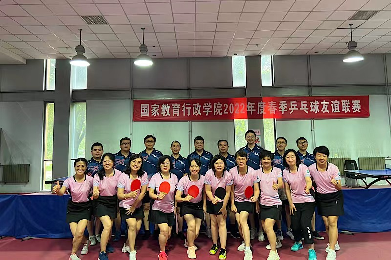 8月14日下午,第六十六期高校中青年干部培训班(高职中青班第9期)开展“京城杯”乒乓球团体友谊赛。乒乓球爱好者共24人参赛,分成四组进行团体赛。 8月14日下午,第六十六期高校中青年干部培训班(高职中青班第9期)开展“京城杯”乒乓球团体友谊赛。乒乓球爱好者共24人参赛,分成四组进行团体赛。