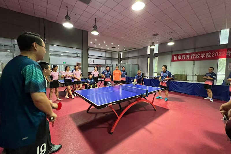 为了丰富比赛项目,增强比赛趣味性,开展了双打表演赛,表演球员掌握了较好的连续扣杀技术,接发球以抢攻、抢拉为主,同伴之间合作默契,在技术上能互为补充,共同发挥特长,为乒乓球爱好者带来了一场视觉盛宴(供稿:宣传委员、辽宁生态工程职业学院党委委员、宣传统战部部长刘颖;审稿:分班主任 教育行政教研部李虔)
为了丰富比赛项目,增强比赛趣味性,开展了双打表演赛,表演球员掌握了较好的连续扣杀技术,接发球以抢攻、抢拉为主,同伴之间合作默契,在技术上能互为补充,共同发挥特长,为乒乓球爱好者带来了一场视觉盛宴(供稿:宣传委员、辽宁生态工程职业学院党委委员、宣传统战部部长刘颖;审稿:分班主任 教育行政教研部李虔)