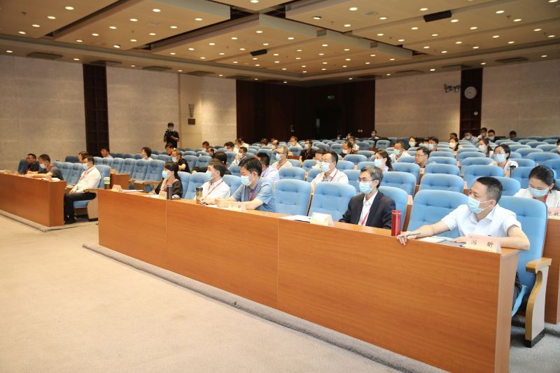 开班式上,总班主任、教育行政教研部黄永军介绍了班主任团队、班委成员、学习与生活资源以及培训班的相关事宜,强调了疫情防控常态化形势下的纪律要求。本期培训班共有来自全国25个省、直辖市、自治区和新疆生产建设兵团50名教育局长(教委主任)参加学习。学员们将通过专题报告、分班研讨、现场教学、局长讲坛、在线学习等多种形式进行为期21天的培训学习。(供稿:分班主任、教育行政教研部 王成龙;摄影:信息技术部 于荣壮;编发:宣传中心 陈中婷) 开班式上,总班主任、教育行政教研部黄永军介绍了班主任团队、班委成员、学习与生活资源以及培训班的相关事宜,强调了疫情防控常态化形势下的纪律要求。本期培训班共有来自全国25个省、直辖市、自治区和新疆生产建设兵团50名教育局长(教委主任)参加学习。学员们将通过专题报告、分班研讨、现场教学、局长讲坛、在线学习等多种形式进行为期21天的培训学习。(供稿:分班主任、教育行政教研部 王成龙;摄影:信息技术部 于荣壮;编发:宣传中心 陈中婷)