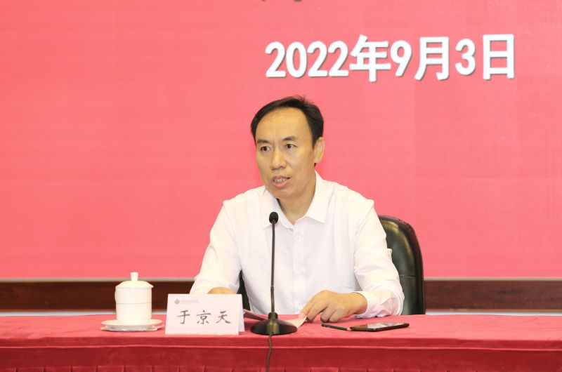 于京天在致辞时首先代表国家教育行政学院欢迎各位学员来院进修学习。他强调,教育是国之大计、党之大计。教育对于每个家庭而言都是家之大计,对于每个孩子而言都是人生大计。作为一方教育事业的领导者,我们身上承担着重大责任。我们既要讲政治,又要懂教育,还要善行政。每个人都需要适应新形势、承担新任务、破解新难题。他指出,培训期间要学指示,深入学习习近平总书记关于教育的重要论述等精神;学政策,深入学习教育部出台的重大教育政策;学经验,从同行身上学习宝贵经验;调状态,在干部学习的家园里及时调整学习状态,开展深入的交流研讨。最后,他提出了四点学习建议,要转变角色学习、提高站位学习、带着问题学习、严守纪律学习。 于京天在致辞时首先代表国家教育行政学院欢迎各位学员来院进修学习。他强调,教育是国之大计、党之大计。教育对于每个家庭而言都是家之大计,对于每个孩子而言都是人生大计。作为一方教育事业的领导者,我们身上承担着重大责任。我们既要讲政治,又要懂教育,还要善行政。每个人都需要适应新形势、承担新任务、破解新难题。他指出,培训期间要学指示,深入学习习近平总书记关于教育的重要论述等精神;学政策,深入学习教育部出台的重大教育政策;学经验,从同行身上学习宝贵经验;调状态,在干部学习的家园里及时调整学习状态,开展深入的交流研讨。最后,他提出了四点学习建议,要转变角色学习、提高站位学习、带着问题学习、严守纪律学习。