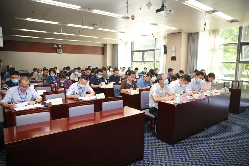 本次培训班设计了习近平新时代中国特色社会主义思想、党史学习教育、加快教育高质量发展、党性修养与能力提升等4个单元的内容，遴选了理论功底深厚的专家教授和实践经验丰富的机关司局长授课。紧扣部党组中心工作，安排了“实施国家教育数字化战略行动”调研实践环节和“立足岗位，我为二十大做贡献”主题学员微讲坛系列活动。

来自部机关司局和直属单位的43位处级党员干部将在学院进行为期四周的培训学习，并围绕“实施国家教育数字化战略行动”开展课题研究，为深入推进国家教育数字化战略行动建言献策。教育部直属机关党委组宣处负责同志，学院有关处室负责同志和班主任团队参加了开班式。（供稿：班主任、党建与思政教研部 田岚洁；摄影：信息技术部 于荣壮；编发：宣传中心 陈中婷）