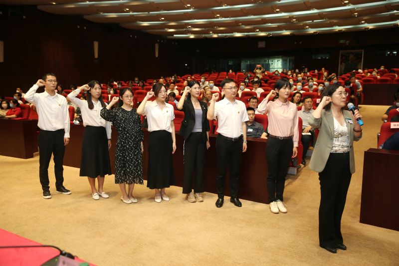 侯慧君为2021-2022年新入职的7位同志颁授院徽，并带领新进工作人员进行入职宣誓。