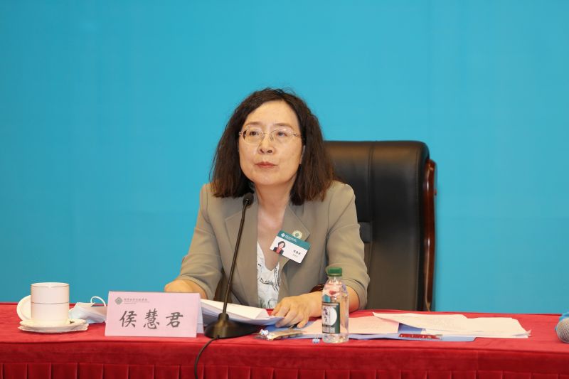 侯慧君在讲话中首先代表学院党委，向奋斗在教育干部教师培训战线的全校教职工致以节日的祝福，向在各个领域取得丰硕成果和荣誉称号的老师们表示热烈的祝贺，向一直全力支持学院发展的所有离退休同志、广大学员、职工家属及社会各界人士表示衷心的感谢。侯慧君强调，要以教职工为本，坚定不移深入实施人才强校战略。学院党委深入学习贯彻习近平总书记关于教师队伍建设的系列讲话精神，聚焦聚力打造“不一般”的一流教职工队伍，以高质量的人才工作服务支撑干部教师教育培训事业高质量发展。要把握新时代教师责任使命，展现学院人昂扬奋发的精神风貌。我们要认真对标对表党中央培养造就党和人民满意的高素质专业化创新型教师队伍建设要求和进鹏部长对学院教师队伍的定位，践行绝对忠诚、笃信好学、团结奋进、守正创新、求精务实、自信自强、立己达人等精神，为加快教育现代化，建设教育强国，办好人民满意的教育而不懈奋斗。要踔厉奋发勇毅前行，最根本的是把我们自己的事情办好。作为学院人要始终坚持为党育人、为国育才，牢牢把对党绝对忠诚作为最高的政治信仰和理想信念，强基铸魂；始终自觉站在讲政治的“第一方阵”、走在“听党话，跟党走”的最前列，不断增强“四个意识”、坚定“四个自信”、做到“两个维护”；自觉忠诚于党的干部教育事业，坚定不移为党和人民做学问，做忠诚于党和人民的党校教师，把学院“姓党”原则坚持好，把学院“属教”特色打造好。