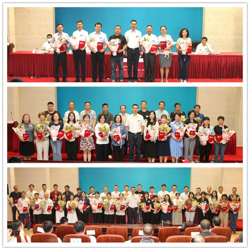 朱保江同志为2021年度先进工作者、优秀人员颁发荣誉证书，并合影留念。