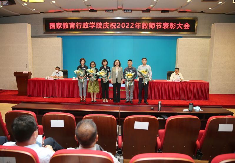 侯慧君同志为2021-2022年度获省部级以上表彰个人颁发荣誉，并合影留念。