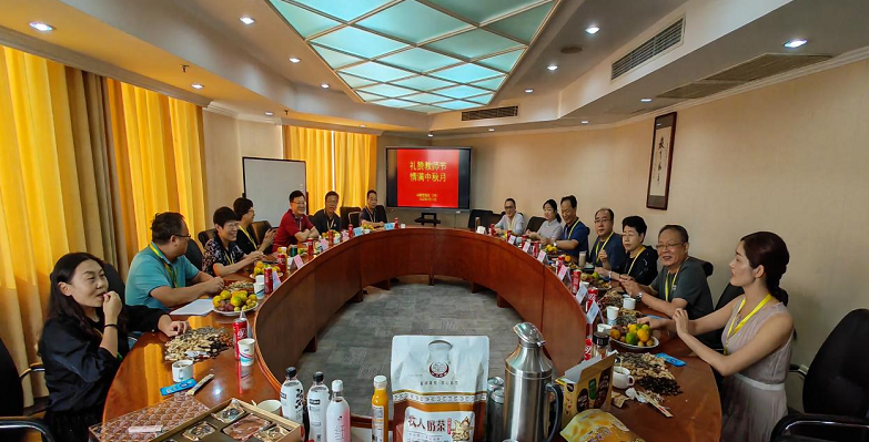 中秋节恰逢教师节，明月寄相思，师恩情难忘。9月10日下午，第六十八期高校领导干部进修班（高职第十二期）二班在校长大厦13层会议室举办“礼赞教师节 情满中秋月”茶话会活动，大家欢聚一堂，现场洋溢着热闹而喜庆的氛围。