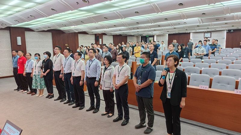 9月8日上午,第三期教育部直属系统中青年干部培训班暨第六十七期高校中青年干部培训班全体学员纪律教育会议在国家教育行政学院行知厅召开。会议由该班纪律委员、华北电力大学纪委副书记李旸主持。
李旸领学了中共中央组织部印发的《干部教育培训学员管理规定》以及《国家教育行政学院学员守则》《国家教育行政学院学员考勤管理办法》《国家教育行政学院学员微信群管理暂行规定》《关于新冠肺炎疫情防控及请销假相关规定》等规范性文件。
9月8日上午,第三期教育部直属系统中青年干部培训班暨第六十七期高校中青年干部培训班全体学员纪律教育会议在国家教育行政学院行知厅召开。会议由该班纪律委员、华北电力大学纪委副书记李旸主持。
李旸领学了中共中央组织部印发的《干部教育培训学员管理规定》以及《国家教育行政学院学员守则》《国家教育行政学院学员考勤管理办法》《国家教育行政学院学员微信群管理暂行规定》《关于新冠肺炎疫情防控及请销假相关规定》等规范性文件。