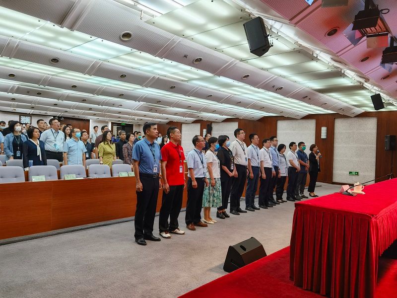 全体学员在班委的带领下,按照学员自律公约,从自觉遵守政治纪律、自觉加强理论修养、自觉锤炼能力本领、自觉筑牢思想防线等四个方面作出郑重宣誓。 全体学员在班委的带领下,按照学员自律公约,从自觉遵守政治纪律、自觉加强理论修养、自觉锤炼能力本领、自觉筑牢思想防线等四个方面作出郑重宣誓。