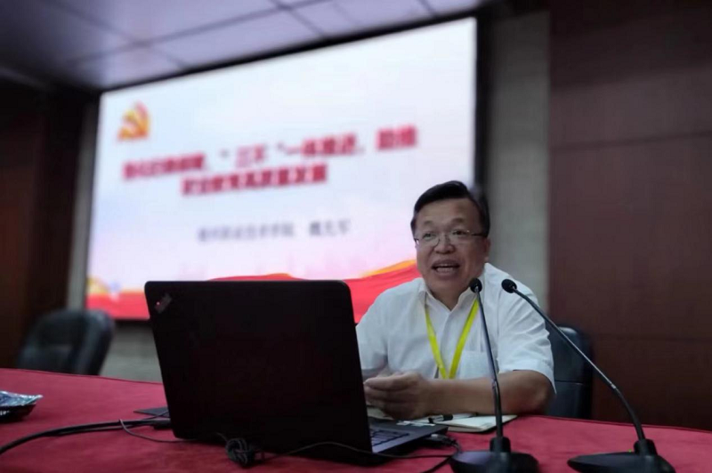 德州职业技术学院党委委员、纪委书记魏先军以“强化纪律保障，‘三不’一体推进，助推职业教育高质量发展”为题，介绍了纪委肩负的神圣职责、问题线索的来源和处置，以及党风廉政建设和反腐败斗争形势，并告诫大家要积清源活水，养浩然正气，做到尊崇纪法，把敬畏之心“树起来”；落细落小，把纪律规矩“立起来”；秉公用权，让权力运行“严起来”。