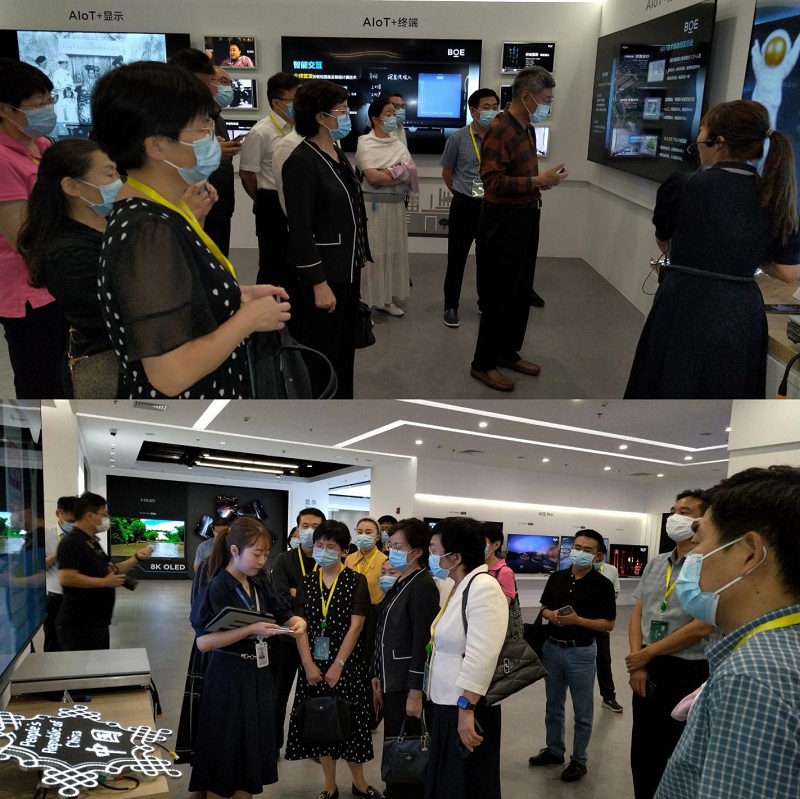 学员在京东方工作人员的带领下了解物联网在显示、终端和行业等方面的系列创新。