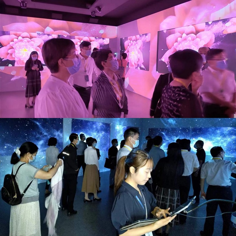 学员在京东方工作人员的带领下进入8K元宇宙体验。