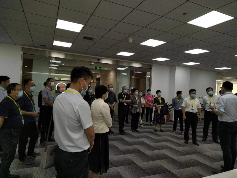 学员在北京文香信息技术有限公司参观，现场聆听工作人员介绍企业基本情况。
