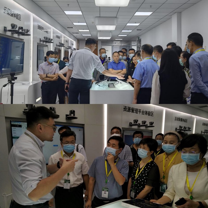 学员在北京文香人工智能体验区、云录播体验区、资源管理平台体验区、互动录播体验区和直播体验区等进行现场参观和体验。
