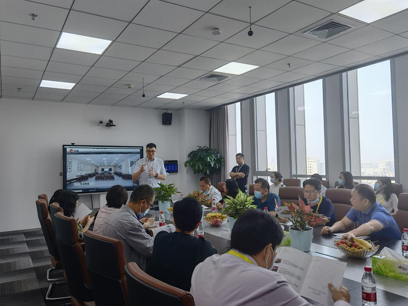 学员与北京文香工作人员在一起交流，了解北京文香在推进教育信息化方面的主打产品，以及文香的新一代智慧教室整体解决方案。“博学之，审问之，慎思之，明辨之，笃行之”，这是来自《中庸》里描写的“行走学习”，学员们纷纷表示，通过现场教学，从优秀的企业中汲取营养，对智能化时代职业教育的发展方向有了更加深入的了解，开阔了眼界，拓展了思维。（供稿：恩施职业技术学院党委委员、宣传部长 胡平；审稿：分班主任 教育行政教研部 李虔）