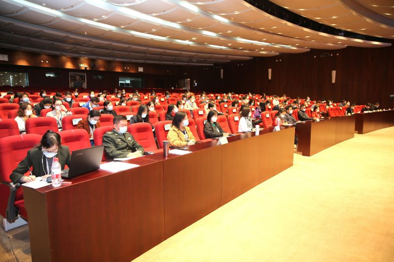 学员们认真听取了开班报告，纷纷表示，一定静下心来认真体悟、深入学习、深度思考、充分交流，自觉地把思想行动统一到党的二十大精神上来，把智慧和力量凝聚到推动党的二十大精神“三进”上来，努力在钻研教学内容、改进教学方法、提高教学质量过程中充分发挥骨干示范作用，用中国化时代化的马克思主义武装青年学生头脑，引导他们立志做有理想、敢担当、能吃苦、肯奋斗的新时代好青年，坚定不移地听党话、跟党走，共同致力推进新时代新征程党和国家事业发展，助力实现全面建设社会主义现代化国家、全面推进中华民族伟大复兴的宏伟战略目标。

本期研修班为期两周，将采用线上线下相结合的方式实施，来自全国高校马克思主义学院55位思政课骨干教师在国家教育行政学院参加线下现场面授培训，同时面向全国高校思政课教师广泛开展线上网络培训。（供稿：副班主任、党建与思政教研部 严加红；摄影：信息技术部 于荣壮；编发：宣传中心 陈中婷）