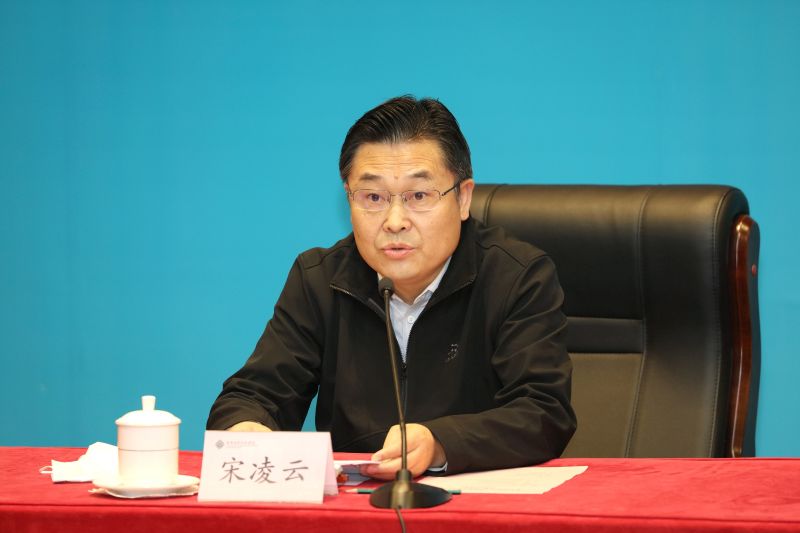 宋凌云在作开班报告时强调，希望研修班学员以专题轮训为契机，深刻领悟习近平总书记二十大报告的精髓要义，紧扣“育人的根本在于立德”，创新研究党的二十大精神“三进”方式方法，提升思政课立德树人关键课程的效果。第一，深刻学习领会党的二十大的基本精神和重大意义——要牢牢把握过去5年工作和新时代10年伟大变革的重大意义、牢牢把握习近平新时代中国特色社会主义思想的世界观和方法论、牢牢把握以中国式现代化推进中华民族伟大复兴的使命任务、牢牢把握以伟大自我革命引领伟大社会革命的重要要求、牢牢把握团结奋斗的时代要求。第二，推动党的二十大精神“三进”是教育系统重大政治任务——抓好青年学生重点群体宣传教育是学习宣传贯彻党的全国代表大会精神的一条成功经验、抓好党的全国代表大会及历次全会精神“三进”是高校思政课改革创新的源头活水，准确把握党的二十大精神融入思政课的总体要求。第三，发扬主动精神，学好讲好党的二十大精神——要全面完整准确理解习近平总书记二十大报告内容，深刻把握党的二十大取得的重大理论成果，深入开好讲好“习近平新时代中国特色社会主义思想概论”课，深刻领悟“两个确立”的决定性意义，增强“四个意识”、坚定“四个自信”、做到“两个维护”，深刻理解习近平新时代中国特色社会主义思想的理论品格和鲜明特质，自觉在思想上政治上行动上同以习近平同志为核心的党中央保持高度一致，原原本本读报告，从理论源头和思想根基处深刻把握马克思主义中国化时代化的最新成果；认认真真听辅导，学准吃透党的二十大精神；扎扎实实用课件，严把政治关、学术关和适宜关；稳稳当当防风险，防止讲偏讲歪，预防重大舆情。最后，宋凌云要求研修班学员，珍惜机会、学深悟透、教学相长、勇于创新、严守纪律，圆满完成学习研修任务。