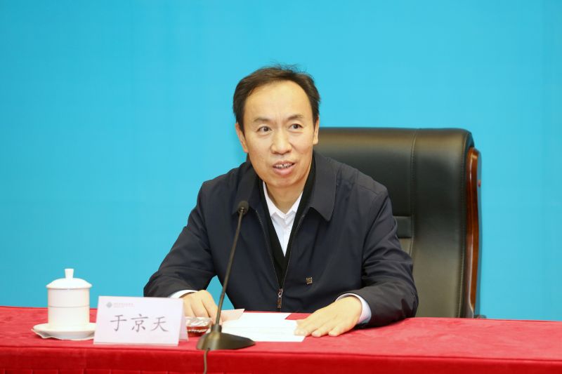 于京天在致辞时指出，学院举办高校思想政治理论课骨干教师研修班历时16年，已经成为一个品牌培训项目，而且在全国高校界产生了深远的影响。2022年第5、6期高校思想政治理论课骨干教师研修班举办的背景非常特殊，一是党的二十大刚刚召开，全国上下都在认真学习大会精神，特别是高校思政课老师正处在学习的热潮当中；二是现在全国疫情多点散发，我们既具有强大学习动力，同时又面临巨大防疫压力，在这样的背景下，我们要同时做两件事情，既要搞好学习也要做好防疫。于京天强调，本期研修班聚焦学习贯彻党的二十大精神，希望全体学员尽快转变角色，专心研修学习；不断追问，悟透党的二十大精神；结合教学实际，坚持目标导向、问题导向，务求实效；严守纪律、严格防疫。期望大家学有所获、学以致用，为培养堪当民族复兴大任的时代新人做出思政课教师应有的贡献。