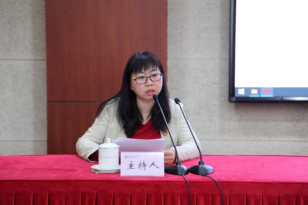 教育部语言文字应用研究所党总支专职副书记刘子琦点评王爱祥报告。