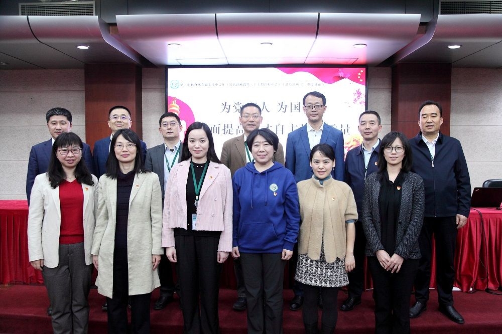 班委、参加学员合影（文/摄影：中青班学员、西北农林科技大学校党委常委、组织部长孙马；审稿：分班主任、高校管理教研部李秀坤）