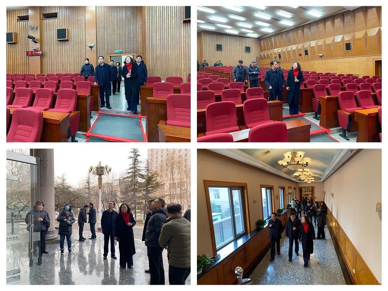 在逸夫报告厅,检查组一行对有关教学设施及相关配套设备进行了仔细检查和察看。 在逸夫报告厅,检查组一行对有关教学设施及相关配套设备进行了仔细检查和察看。