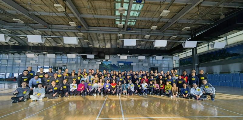 为促进学员沟通交流,增强团队意识,培养团队协作能力,进一步提升班级凝聚力,2023年2月22日,第六十九期高校领导干部进修班素质拓展课在国家教育行政学院体育馆三楼羽毛球场进行。课程由班主任团队组织开展。
为促进学员沟通交流,增强团队意识,培养团队协作能力,进一步提升班级凝聚力,2023年2月22日,第六十九期高校领导干部进修班素质拓展课在国家教育行政学院体育馆三楼羽毛球场进行。课程由班主任团队组织开展。