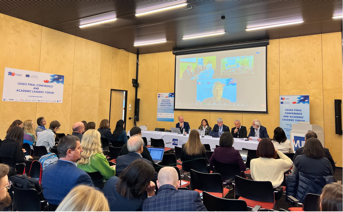 布鲁塞尔自由大学校长扬·丹克尔特、布鲁塞尔自由大学前副校长阎·科诺斯、欧洲大学协会公共政策发展主任托马斯·埃斯特曼等出席在布鲁塞尔自由大学主会场开幕式。