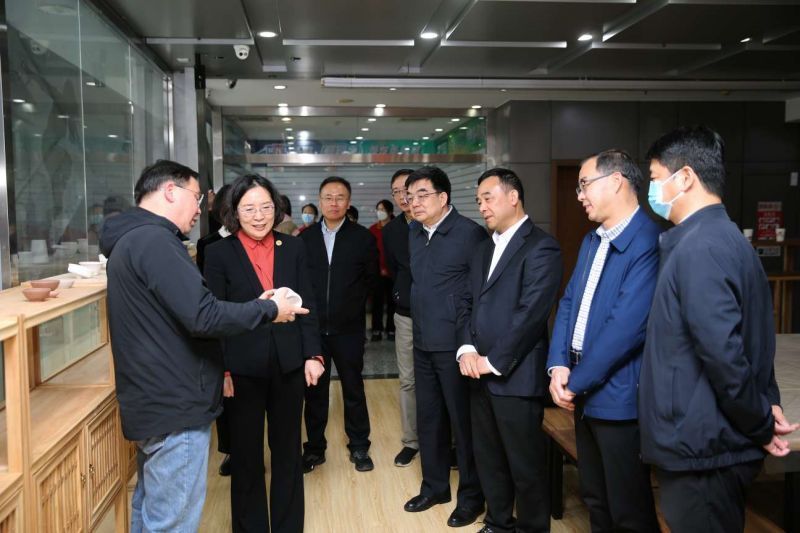 揭幕仪式后，双方与会人员在“艺绘轩”综合体验馆观看了我院在训部分学员的制瓷习作，并就制瓷技艺、装饰形式等内容进行了热烈讨论交流。（供稿：宣传中心 郭奕  摄影：信息技术部 于荣壮）